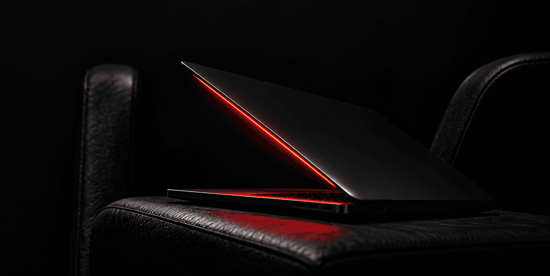 Notebook Agência Liff com iluminação vermelha sobre poltrona